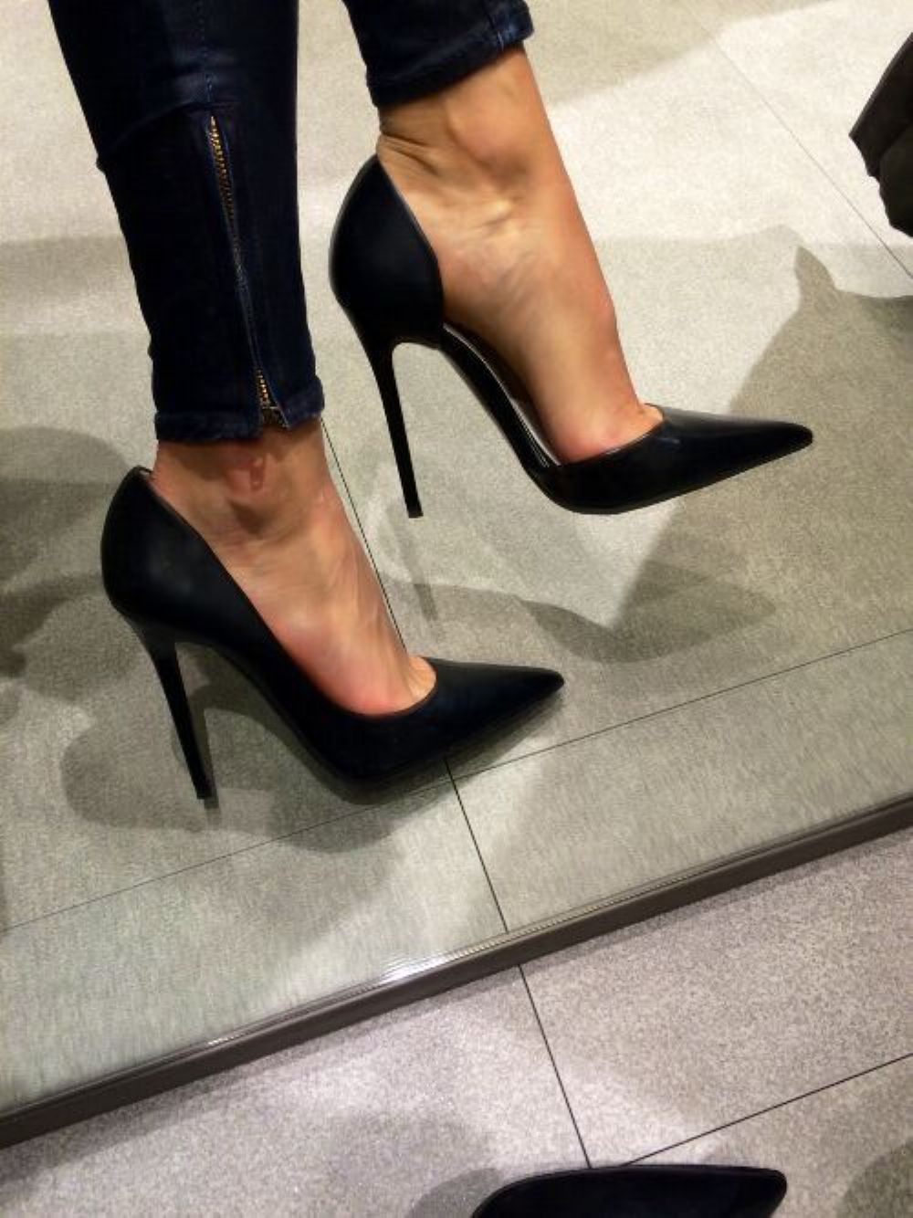 Eenvoudige Zwarte Pumps Met Spitse Neus