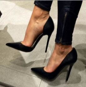 Eenvoudige Zwarte Pumps Met Spitse Neus