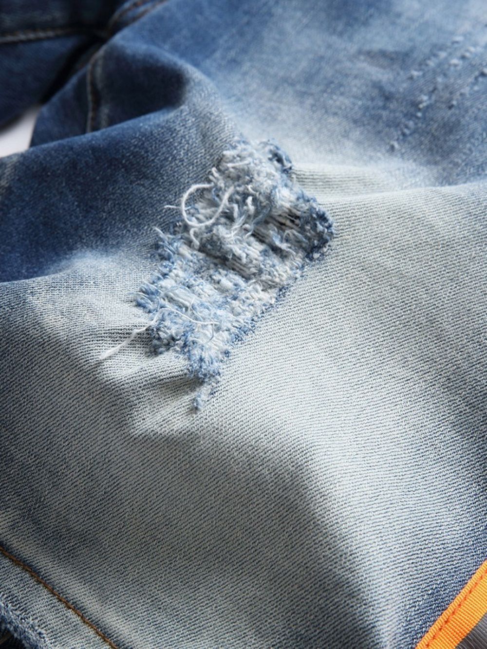 Versleten Jeans Met Halfhoge Taille En Knopen Met Kleurvlakken