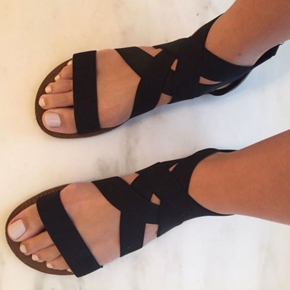 Platte Sandalen Met Open Teen En Gekruiste Bandjes