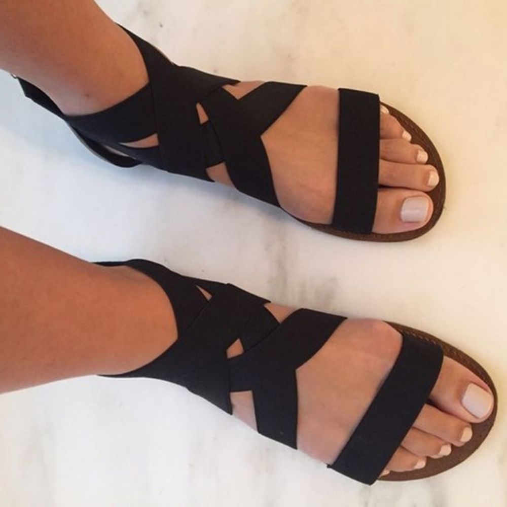 Platte Sandalen Met Open Teen En Gekruiste Bandjes