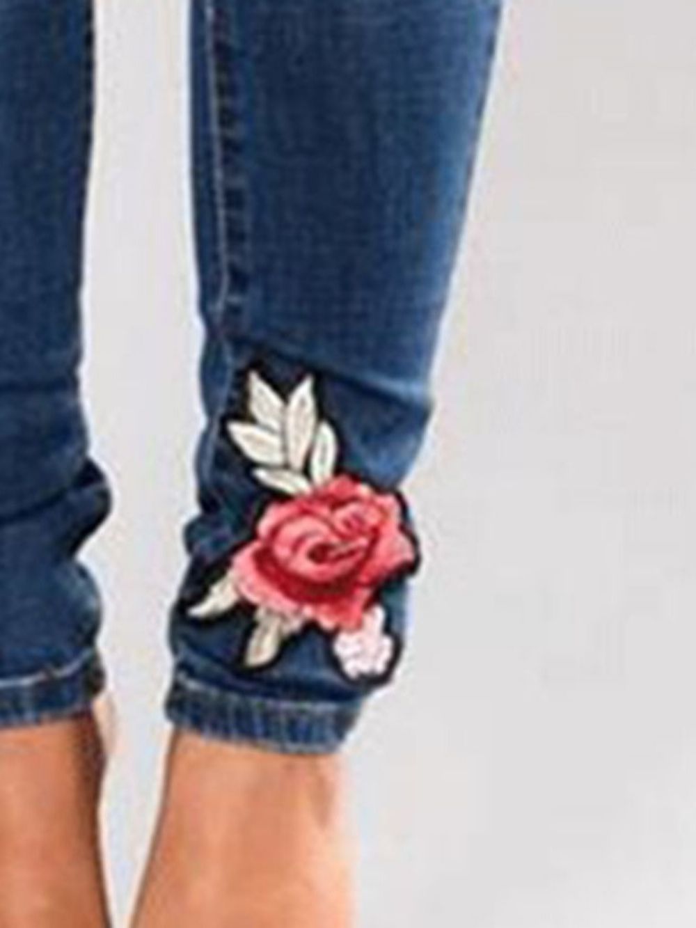 Smalle Halfhoge Jeans Met Geborduurde Bloemen En Scheuren