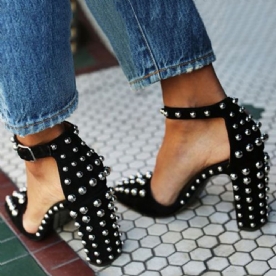 Rivet Pumps Met Stevige Hak En Spitse Neus