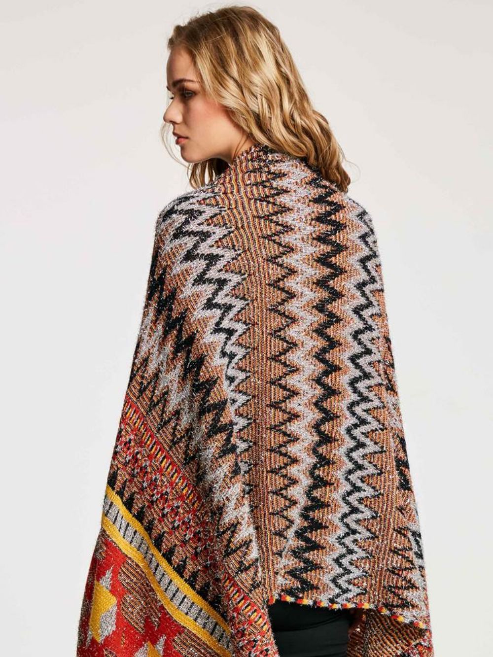 Cape Met Geometrische Kwastjes En Patchwork