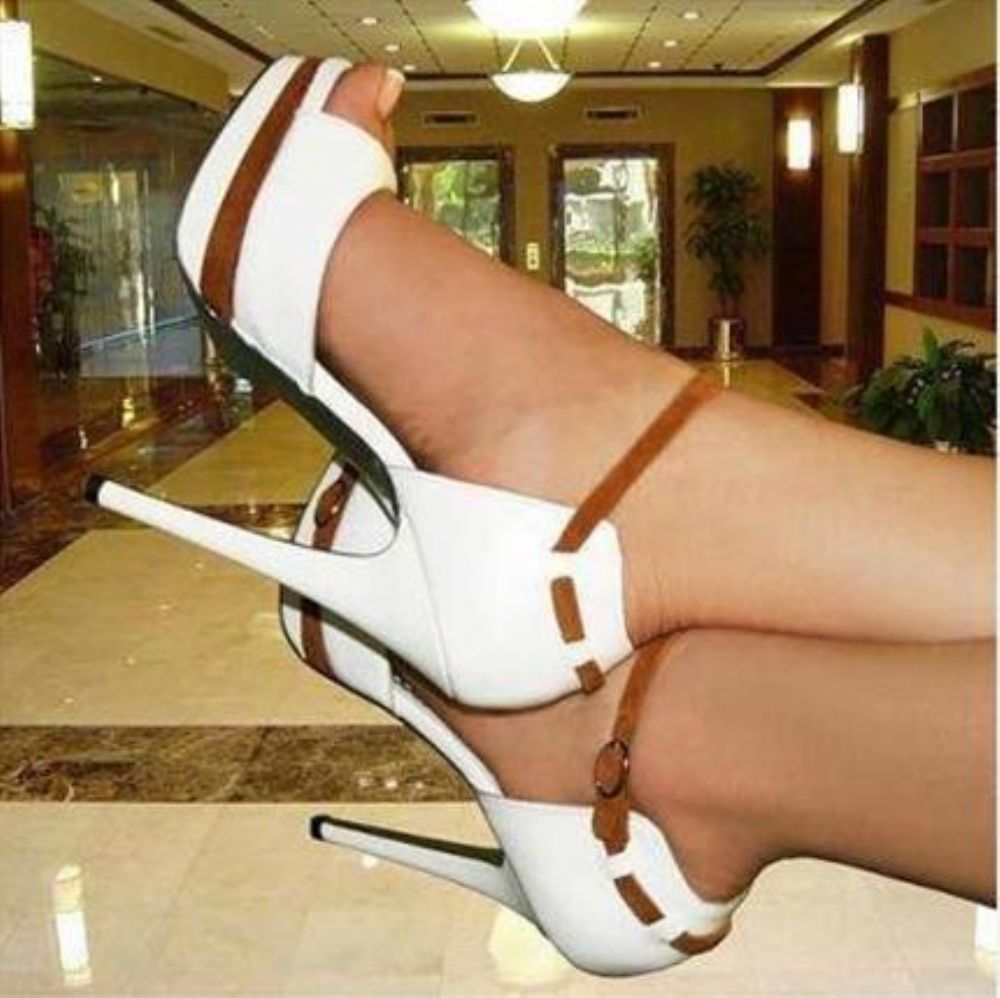 Elegante Witte Coppy Leren Enkelband Peep Toe Hoge Hak Sandalen